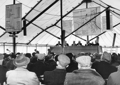 839862 Afbeelding van een voorlichtingsbijeenkomst voor boeren in verband met de ruilverkaveling Oukoop-Kortrijk ...